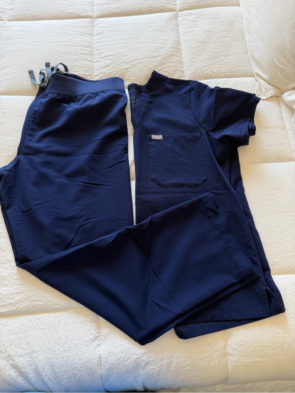 Figs Navy women’s scrubs large Catarina top and Livingston basic pant